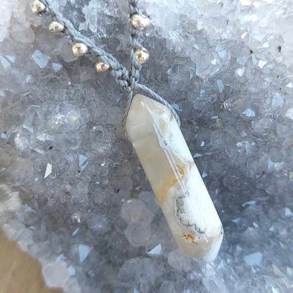 Agate Crystal Choker Necklace in Gray tones Handcrafted - Picture 6 of 7